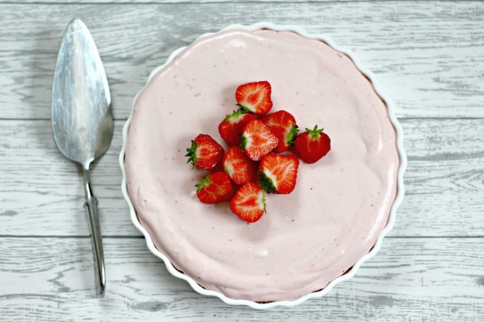 strawberry cheesecake whole with sliced strawberries on top Easy no bake strawberry cheesecake whole