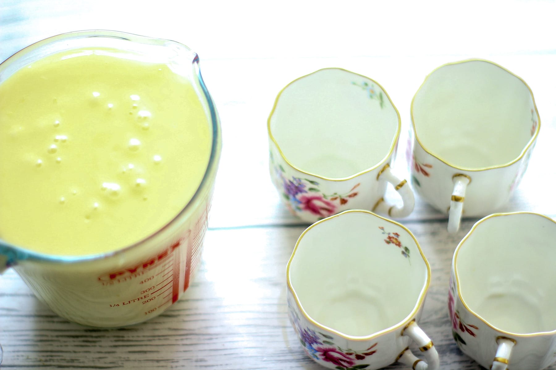 lemon cream ready to pour