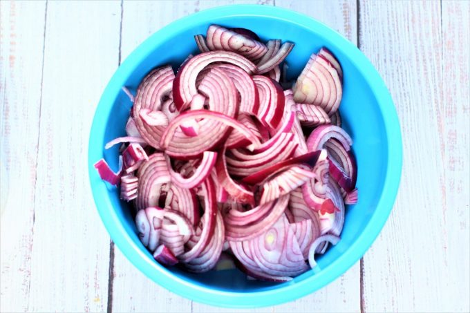 sliced raw red onions